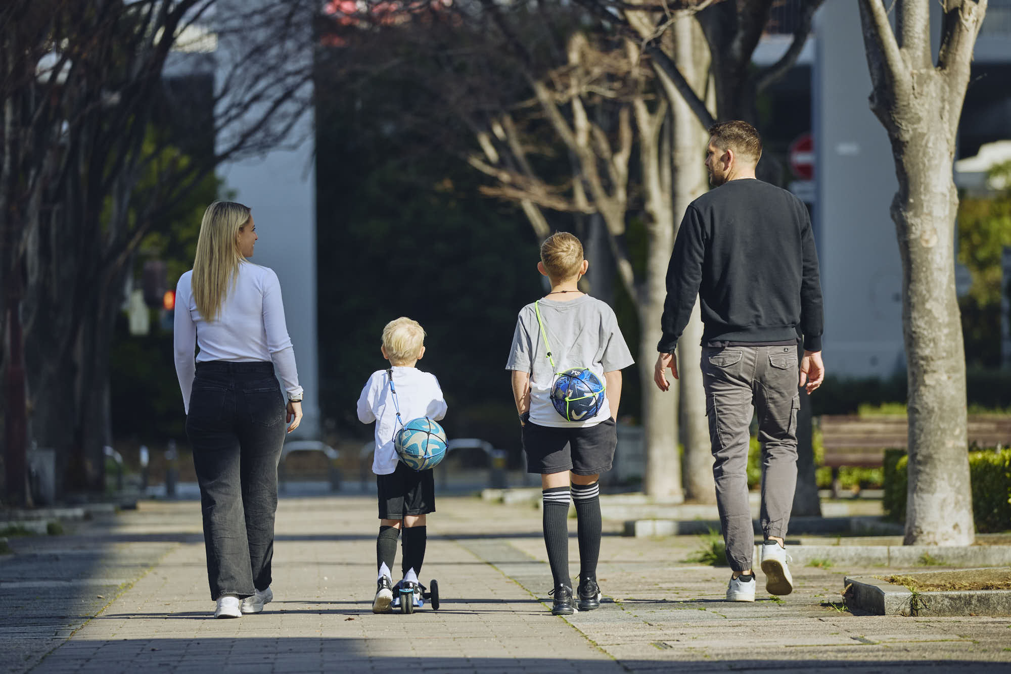 BalóNestを身につけた親子のイメージ